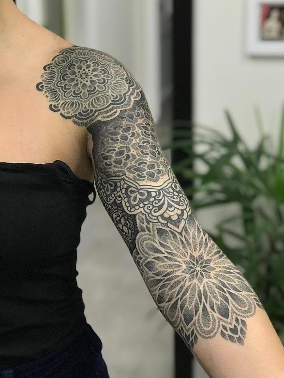 geometric dotwork tatoo